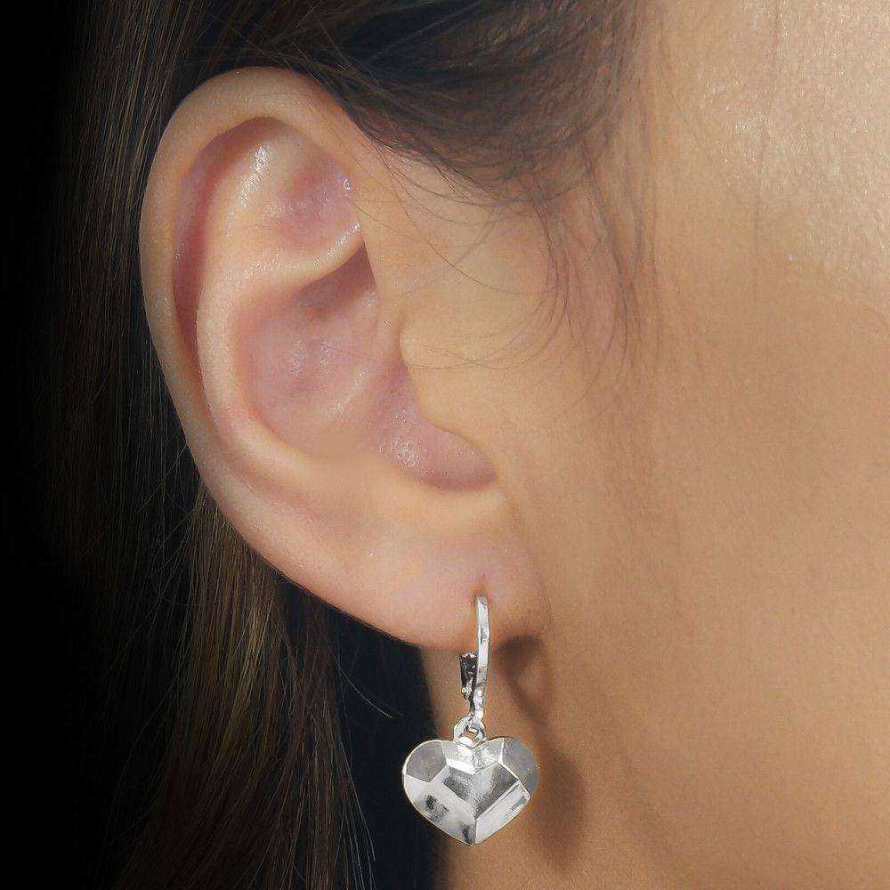 brinco prateado de argolinha coração traços retos - galeria