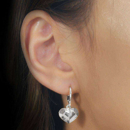 Brinco Prateado de Argolinha Coração Traços Retos - Galeria