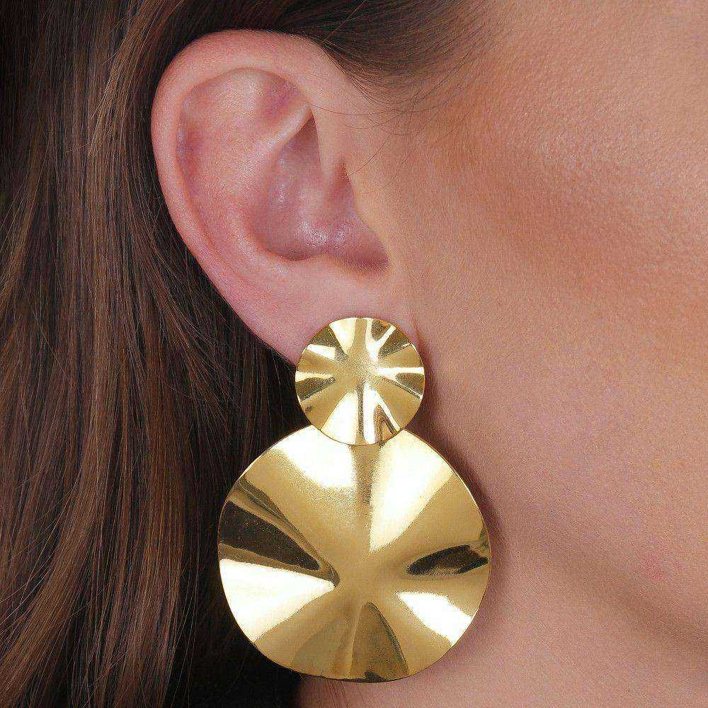 brinco dourado orgânico dois círculos amassados - galeria