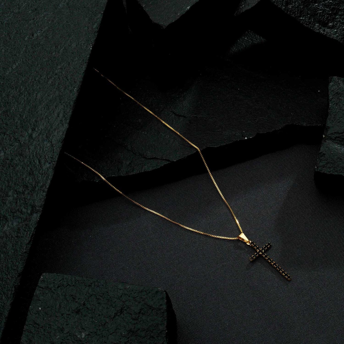 colar dourado de cruz cravejado de pedra natural negra - galeria