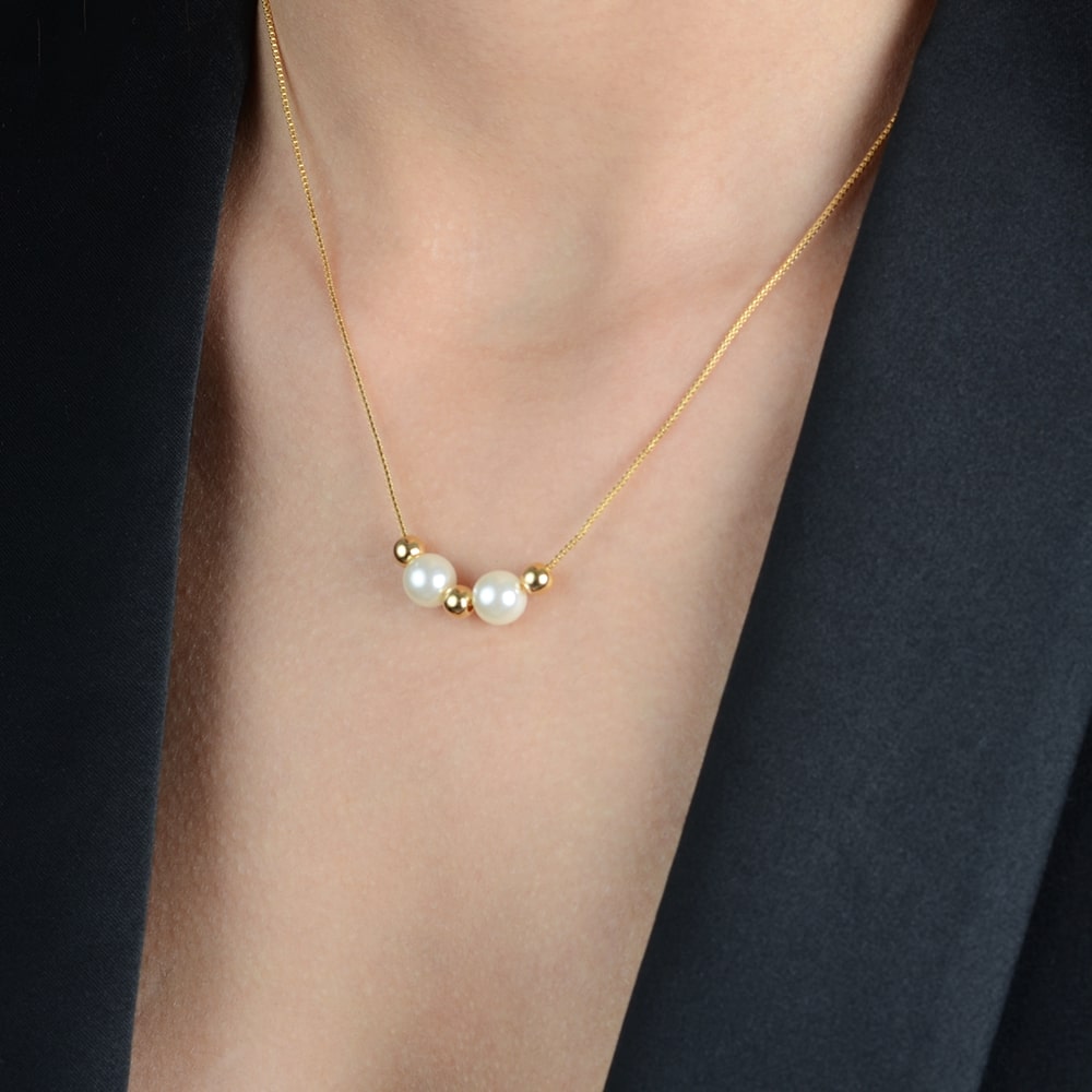 colar dourado de pérolas e esferas - galeria