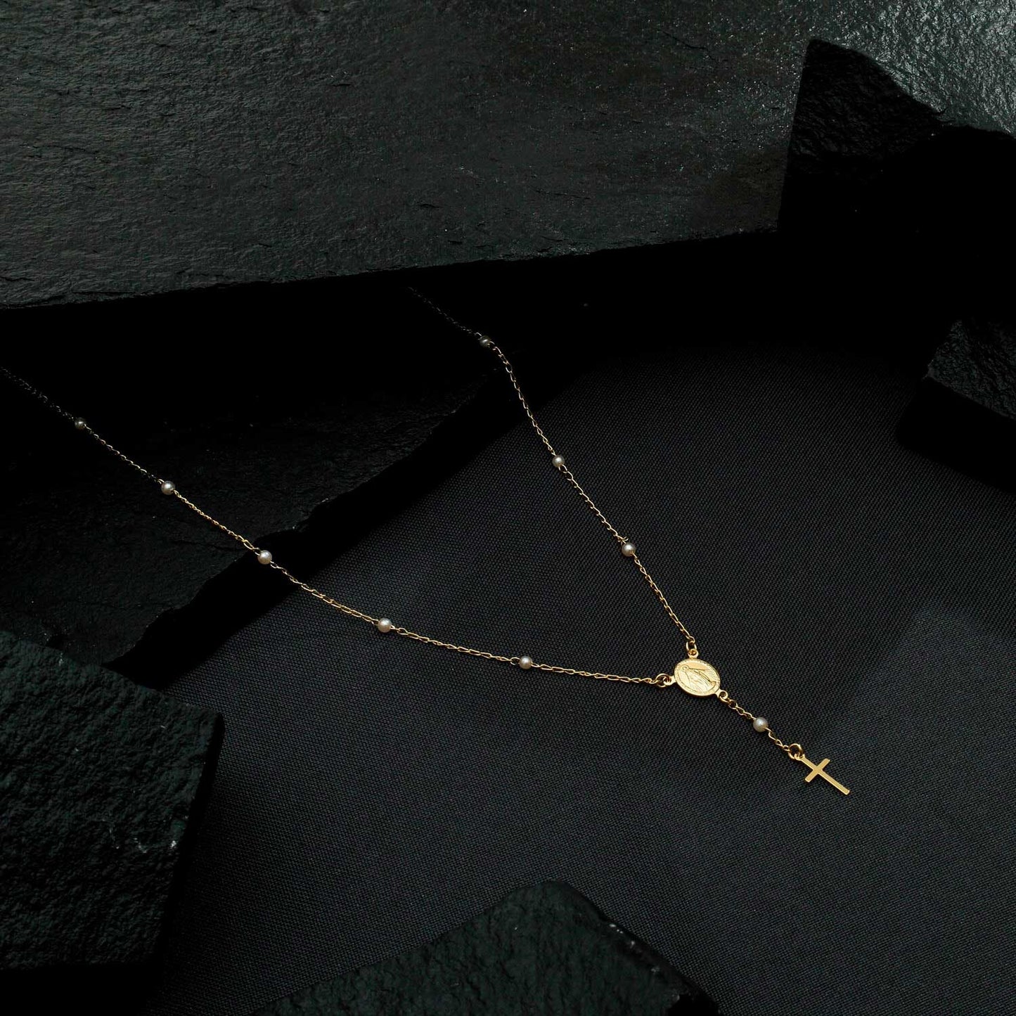 colar dourado religioso terço cruz e pérolas - galeria