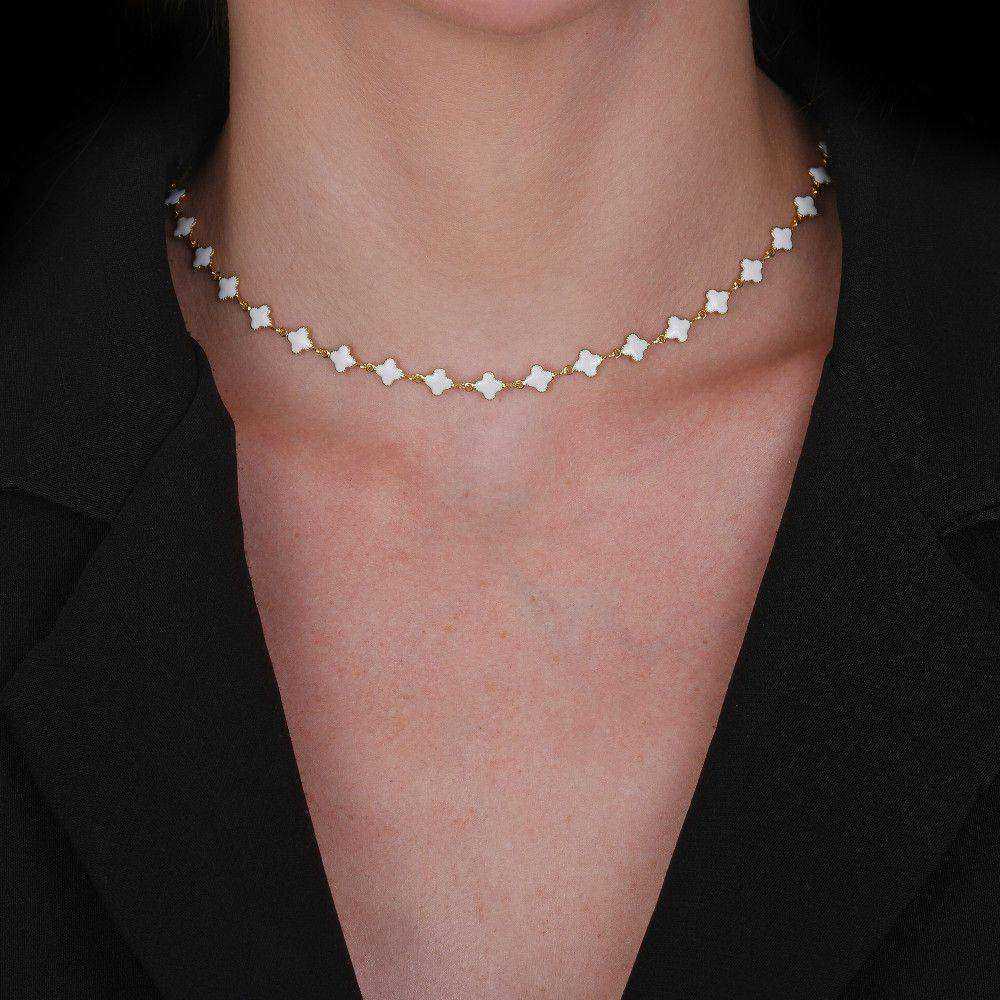 colar dourado com trevos brancos - galeria