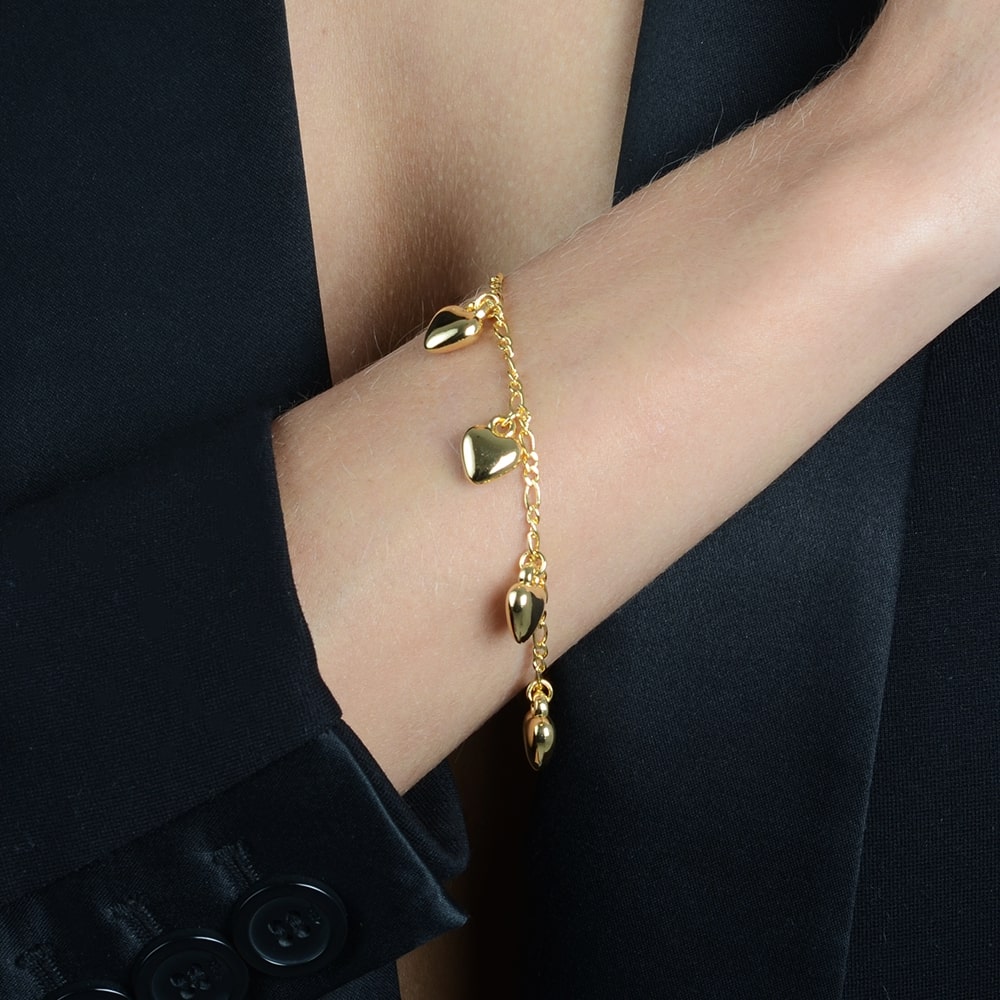 pulseira dourada com pingentes de coração - galeria