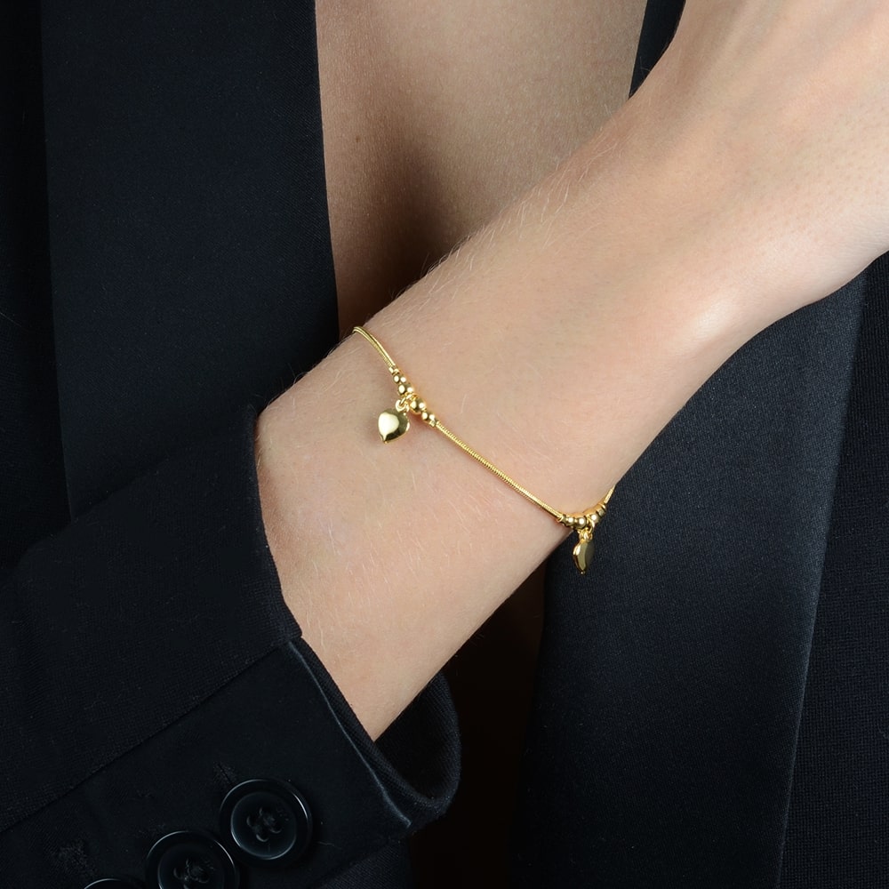 pulseira dourada lisa com 3 pingentes de coração - galeria