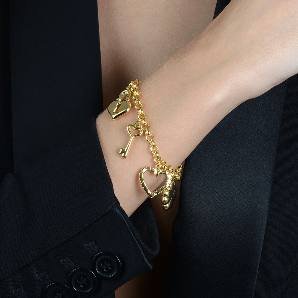 pulseira dourada elo português com coração, cadeado, trevo e chave - galeria