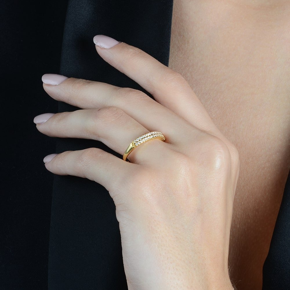 anel dourado aparador de aliança duplo cravejado de zircônia - galeria