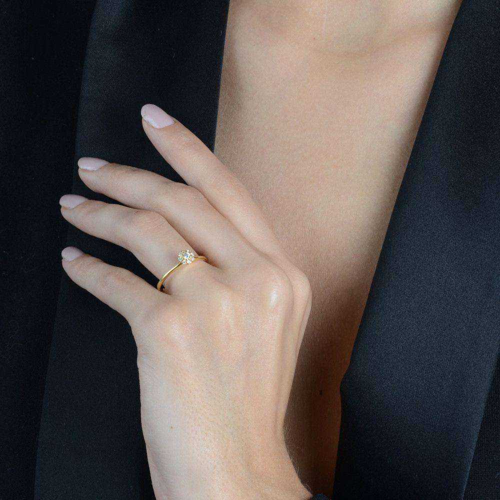 anel dourado com 9 pedras de zircônia - galeria