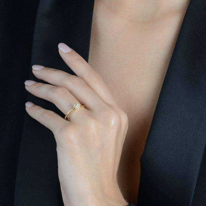 Anel Dourado com 9 Pedras de Zircônia - Galeria