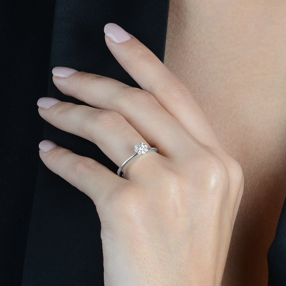 anel prateado com 9 pedras de zircônia - galeria