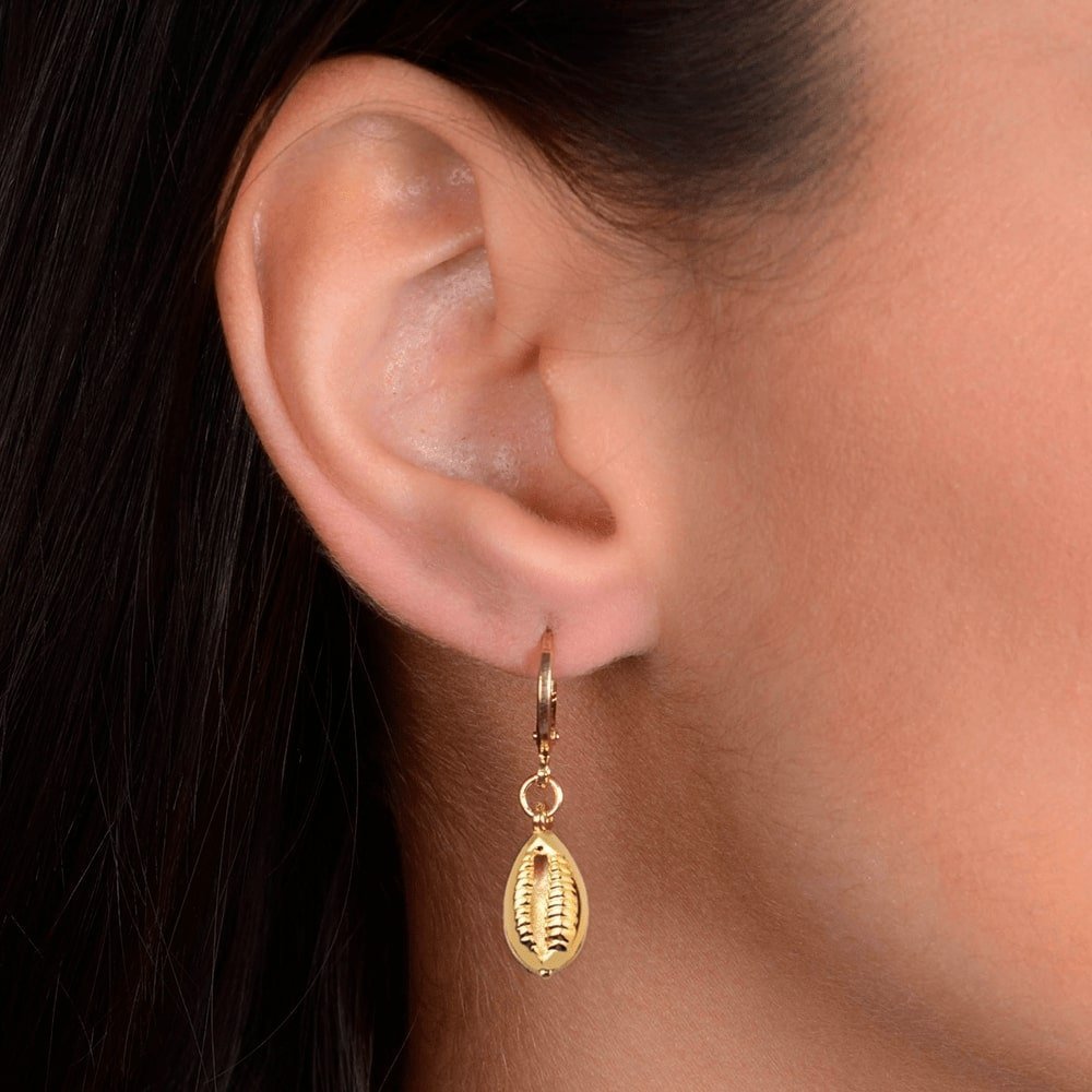 brinco dourado de argolinha com búzios - galeria