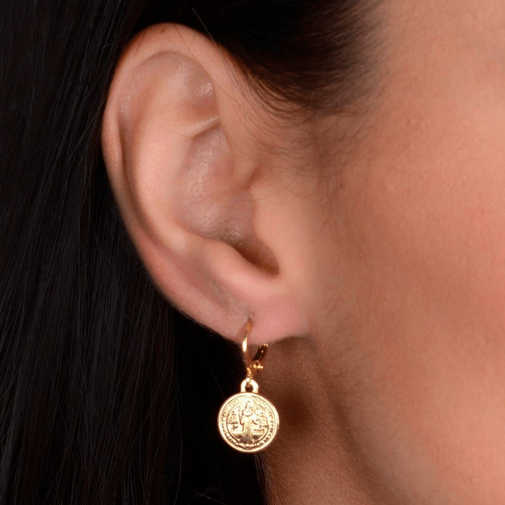 brinco dourado de argolinha com medalha religiosa - galeria