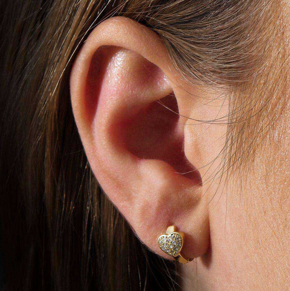 brinco dourado de argolinha pequeno coração cravejado de pedras - galeria