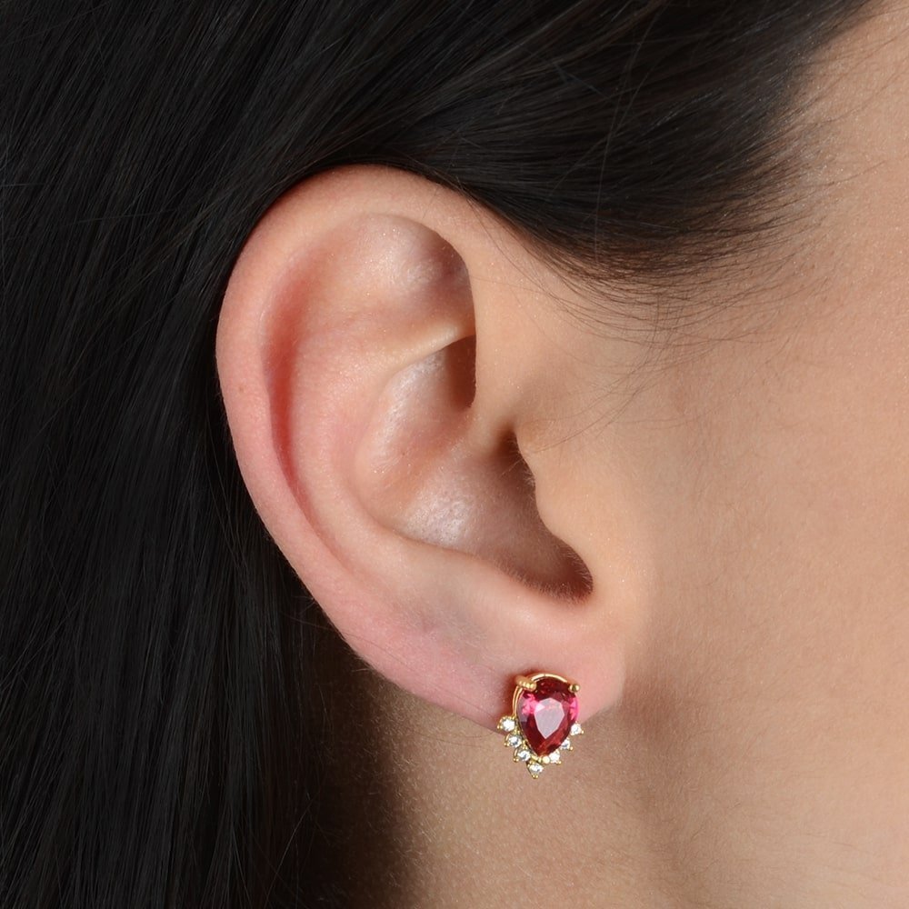 brinco dourado de pedra natural vermelha em formato de coração com zircônia - galeria
