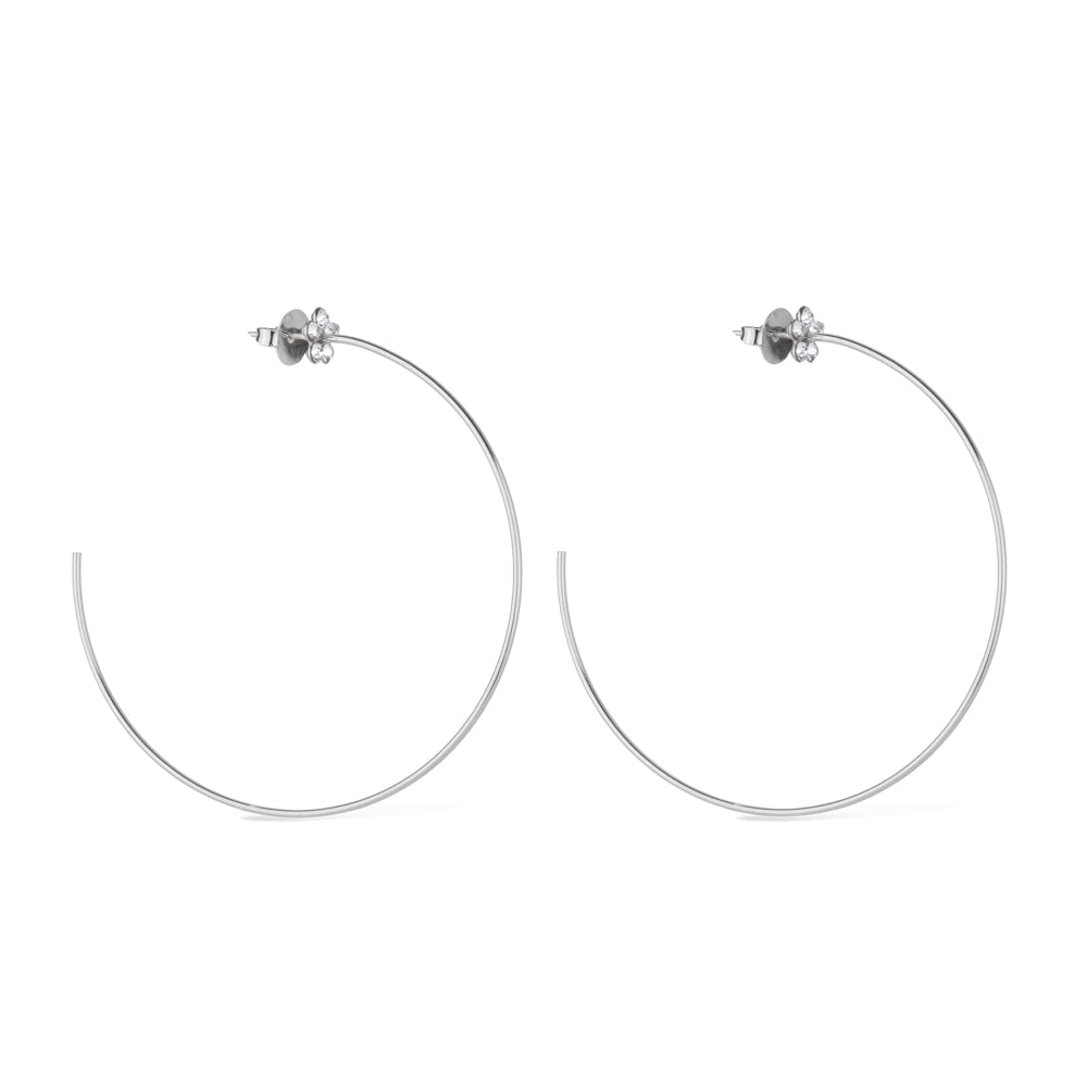 brinco prateado grande de argola com detalhe de flor em strass