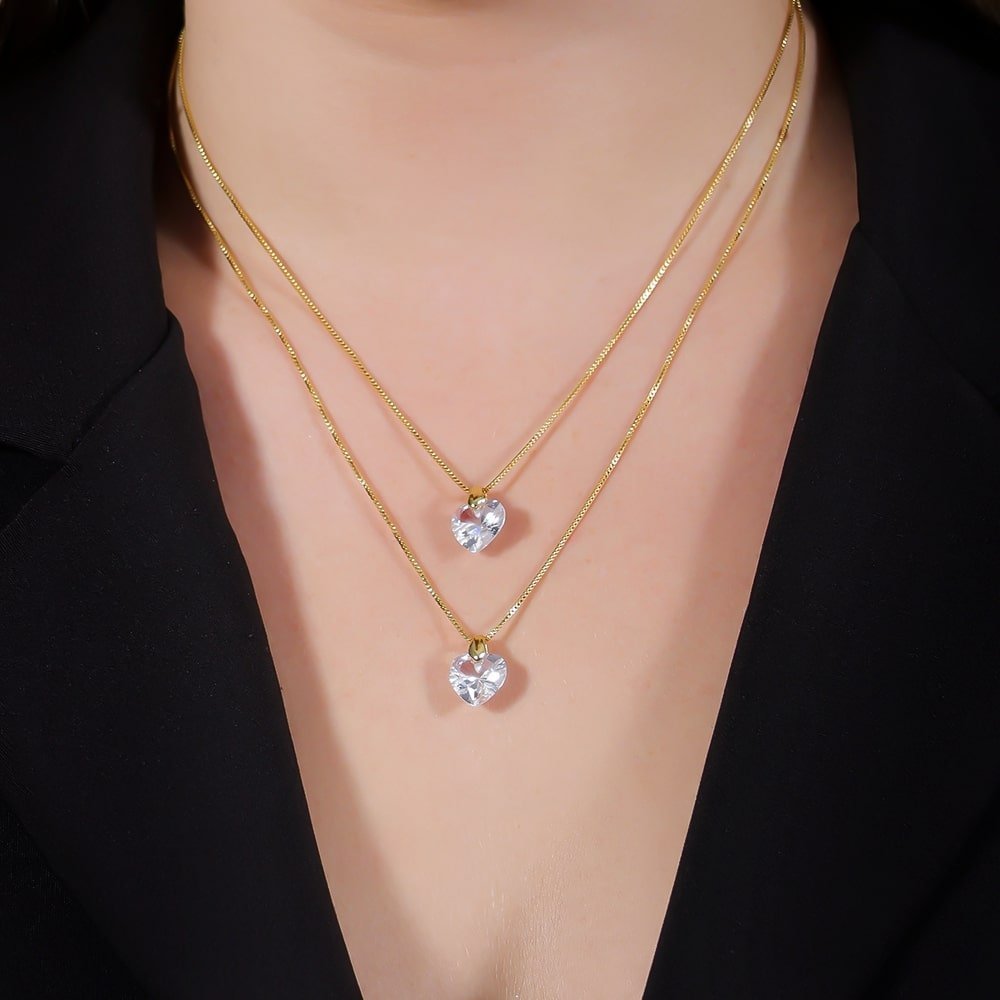 colar dourado duplo de coração em cristal - galeria