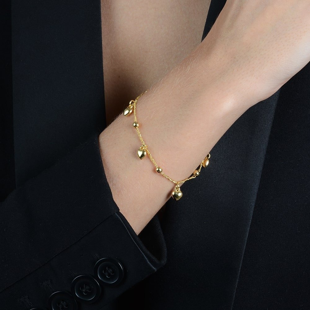 pulseira dourada com pingentes de coração e esferas - galeria