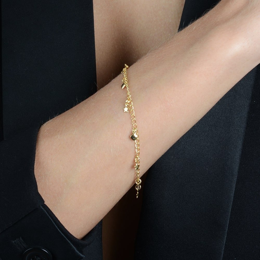 pulseira dourada com pingentes de coração e estrela - galeria