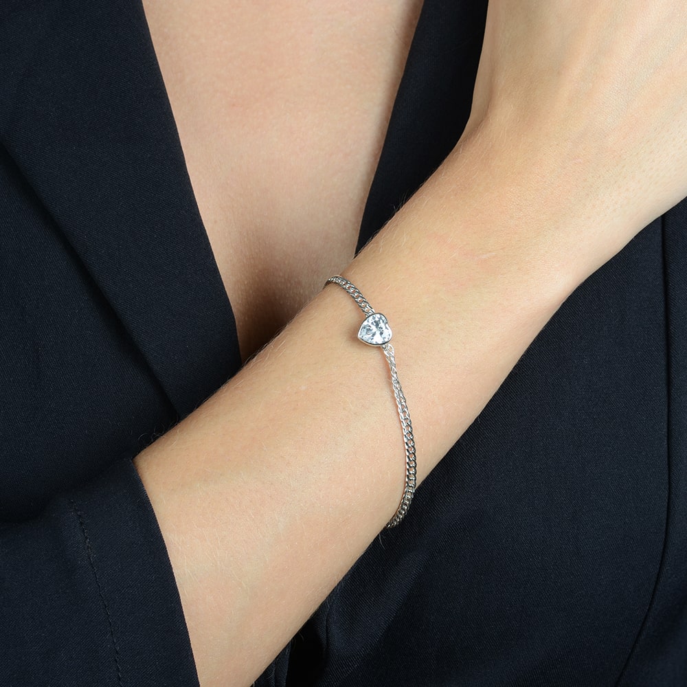 pulseira prateada com pedra de coração em zircônia - galeria