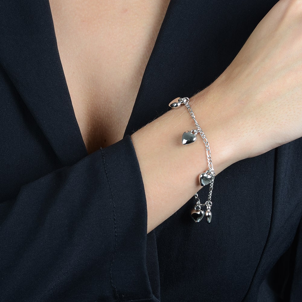 pulseira prateada com pingentes de coração - galeria