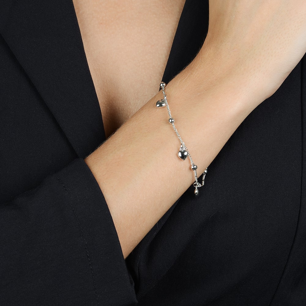 pulseira prateada com pingentes de coração e esferas - galeria
