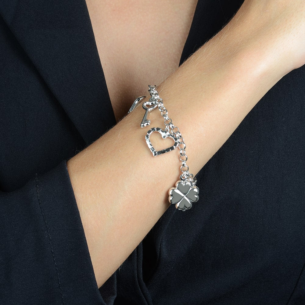 pulseira prateada elo português com coração, cadeado, trevo e chave - galeria