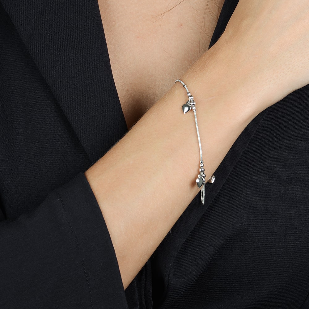 pulseira prateada lisa com 3 pingentes de coração - galeria