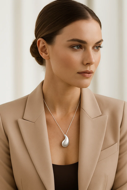 Colar Prateado de Gota Curvada